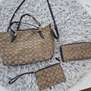 Coach Purse, Wallet & Wristlet
